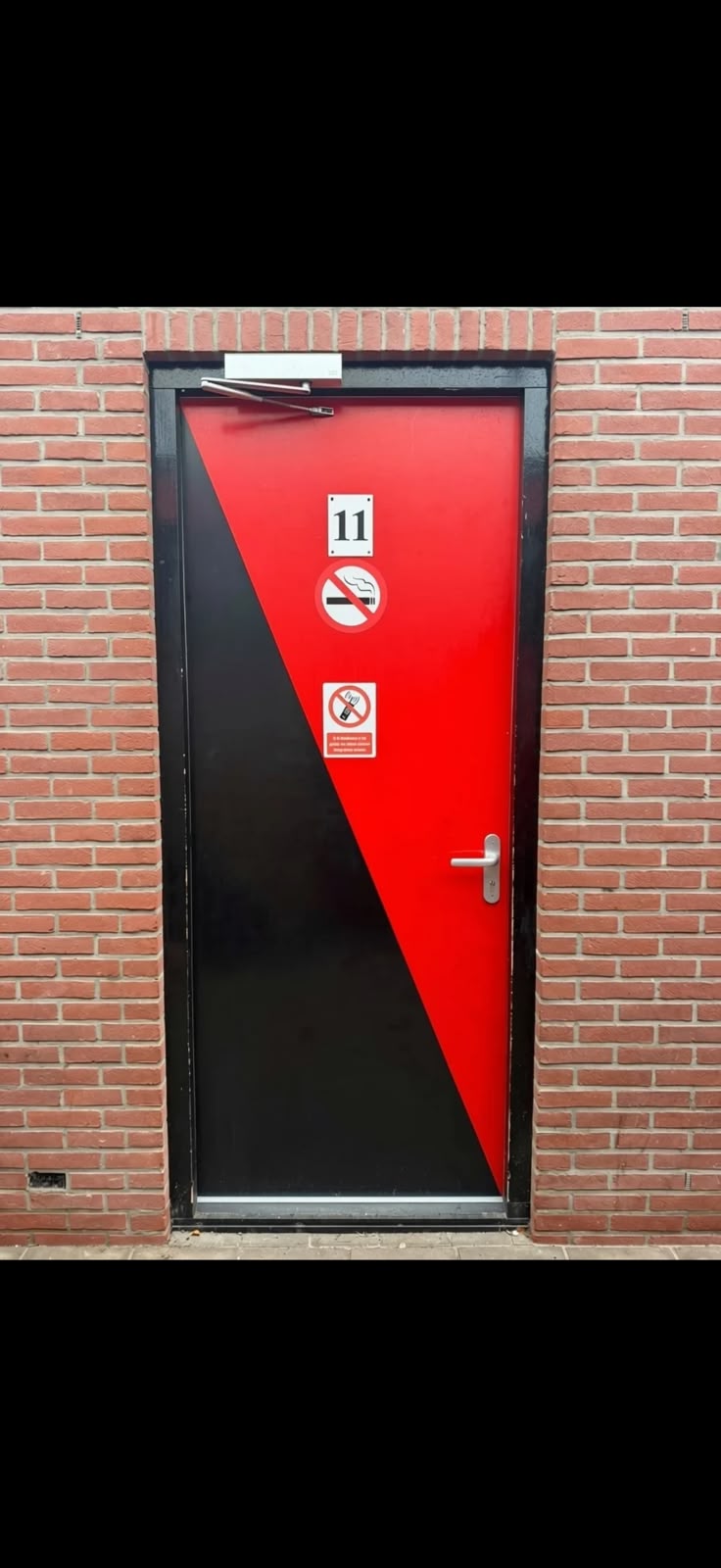 Kleedkamerdeur bij Avanti Wilskracht met een bord dat aangeeft dat telefoongebruik niet is toegestaan.
